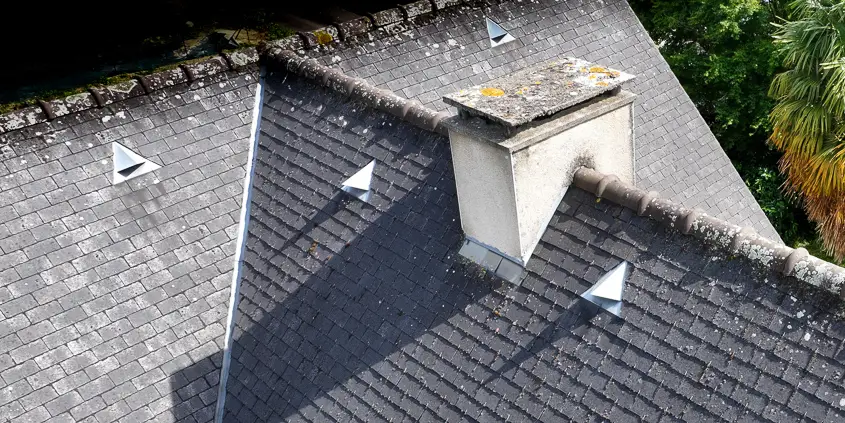 Vérification d'une toiture avant intervention sur le conduit de cheminée